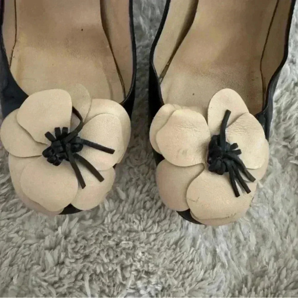 KATE SPADE Zaria Black Patent Leather Flower Pumps - Picture 4 of 9